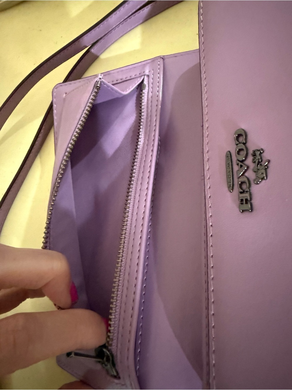 π COACH LAVENDER CROSSBODY WALLET - Picture 5 of 8
